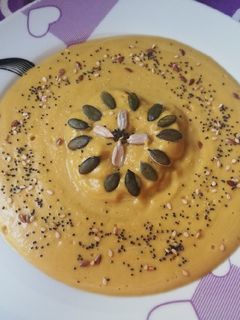 Una foto de Crema de calabaza, judías verdes, queso y semillas