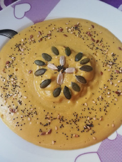 Una foto de Crema de calabaza, judías verdes, queso y semillas