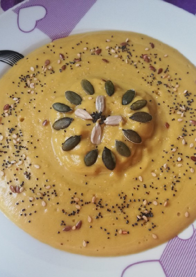 Una foto de Crema de calabaza, judías verdes, queso y semillas