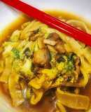Sopa de tallarines frescos con setas al curry