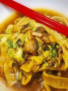 Una foto de Sopa de tallarines frescos con setas al curry