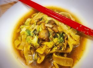 Foto principal de Sopa de tallarines frescos con setas al curry