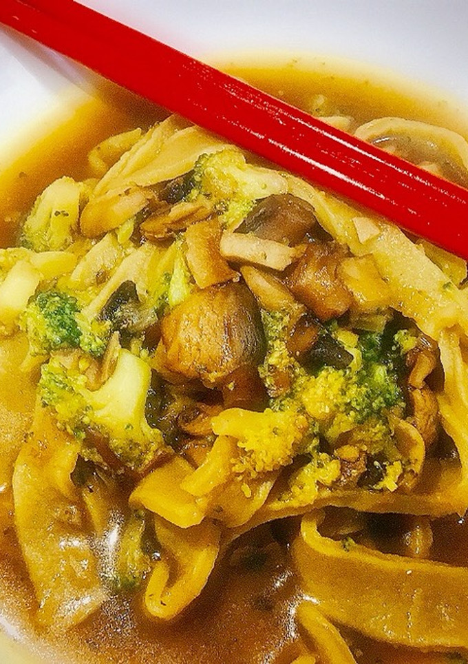 Una foto de Sopa de tallarines frescos con setas al curry