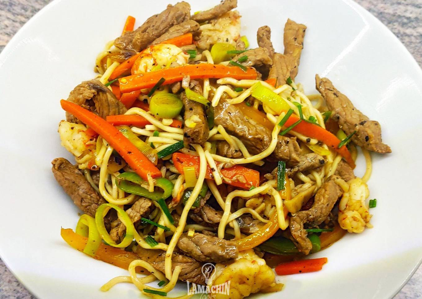 Fideos chinos con ternera y gambas