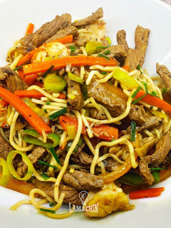 Una foto de Fideos chinos con ternera y gambas
