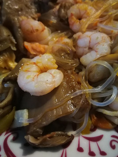 Una foto de Vermicelli con setas y gambas