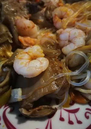 Una foto de Vermicelli con setas y gambas