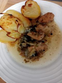 Una foto de 🐔Pollo estofado con cebolla 🌰