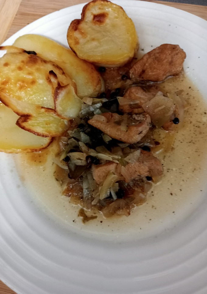 Una foto de 🐔Pollo estofado con cebolla 🌰