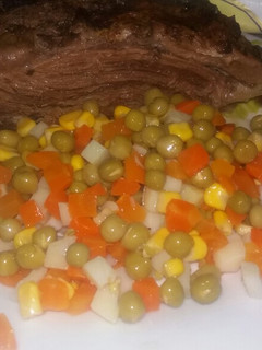 Una foto de Vacío al horno con ensalada
