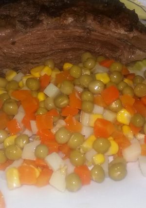 Una foto de Vacío al horno con ensalada