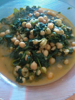 Una foto de Garbanzos con espinaca y gambas