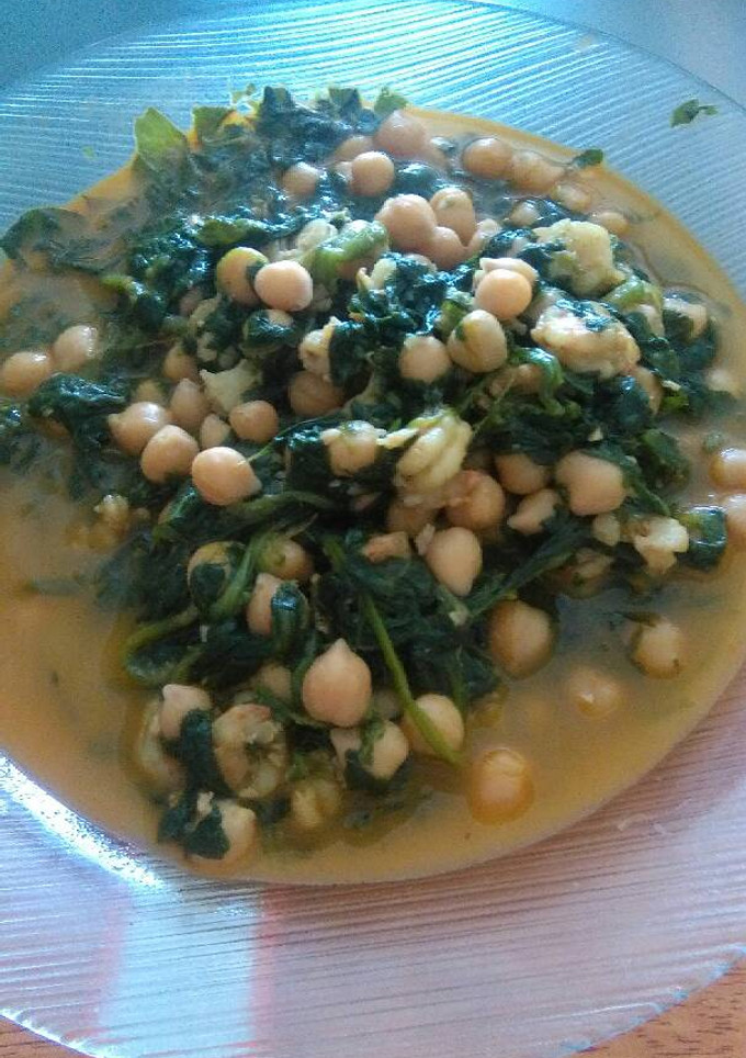 Una foto de Garbanzos con espinaca y gambas