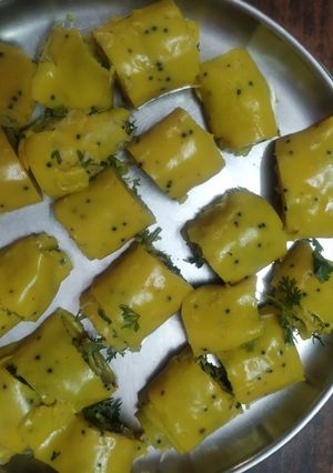 A picture of Khandvi.