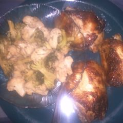 A picture of My baked chicken thighs Broccoli&cauliflower.
