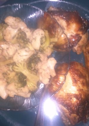 A picture of My baked chicken thighs Broccoli&cauliflower.