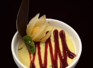 Una foto de Panna cotta de maracuyá