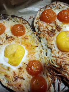 Una foto de Berenjenas rellenas con queso y huevo