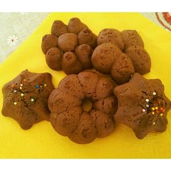 Chocolate bisquits with cookie press machine A picture of Chocolate bisquits with cookie press machine.