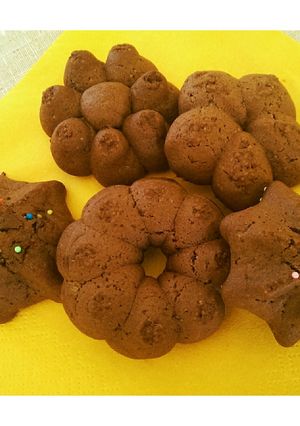 A picture of Chocolate bisquits with cookie press machine.