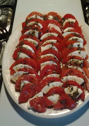 A picture of Fresh Tomatoes and Mottzarella.