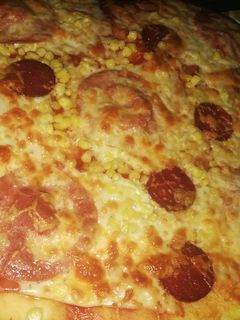 Dupla sajtos szalámis, kukoricás, sonkás pizza recept fotója