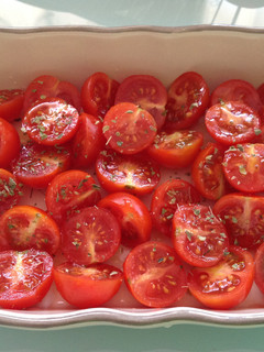 Una foto de Tomatitos cherry con orégano