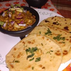 A picture of Matar Ke Chole Kulche.