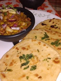 A picture of Matar Ke Chole Kulche.