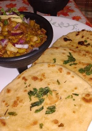 A picture of Matar Ke Chole Kulche.