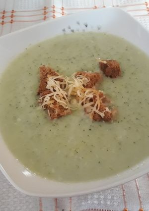Brokkoli krémleves füstölt sajttal recept fotója