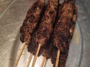 Una foto de brocheta de carne al horno