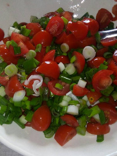 Una foto de Ensalada de tomate cherry con verdeo