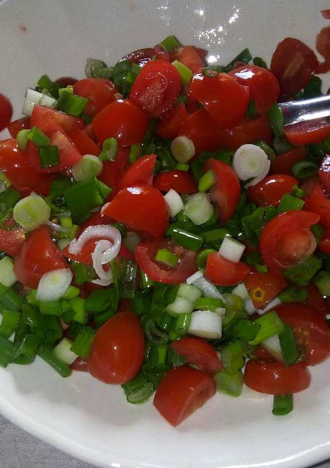 Una foto de Ensalada de tomate cherry con verdeo