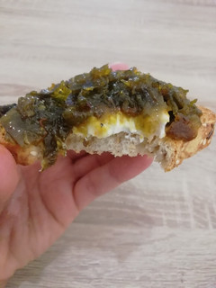 Una foto de Pimientos verdes confitados