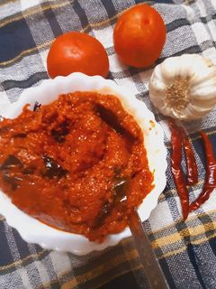 राजस्थानी लहसुन टमाटर की चटनी (rajasthani lahsun tamatar ki chutney recipe in Hindi) रेसिपी मुख्य फोटो
