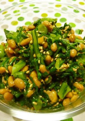 A picture of Gooey-Gooey Chrysanthemum Leaves Mixed with Natto and Sesame Seeds.