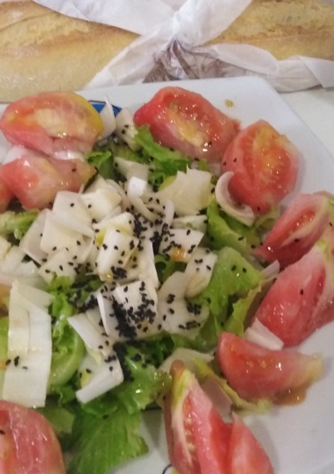 Una foto de Ensalada de endivias y tomate