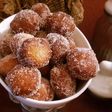 Buñuelos rellenos de compota de manzana y salsa de caramelo