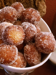 Una foto de Buñuelos rellenos de compota de manzana y salsa de caramelo