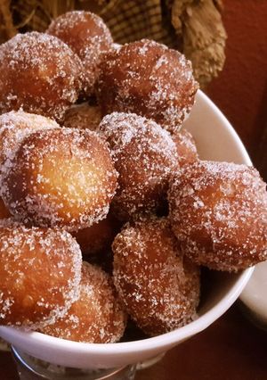 Foto principal de Buñuelos rellenos de compota de manzana y salsa de caramelo