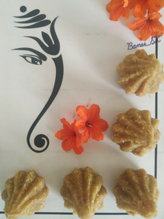 ભાખરી ના મોદક (Bhakhari na Modak Recipe In Gujarati) રેસીપી મુખ્ય ફોટો