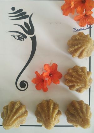 ભાખરી ના મોદક (Bhakhari na Modak Recipe In Gujarati) રેસીપી મુખ્ય ફોટો