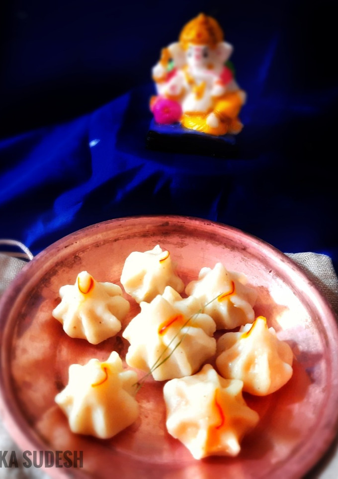 उकडीचे मोदक (ukdiche modak recipe in marathi) रेसिपी चे मुख्य फोटो 