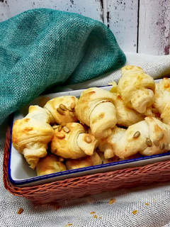 Sajtos kifli leveles tésztából recept fotója