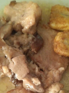 Una foto de Secreto guisado con plátano frito