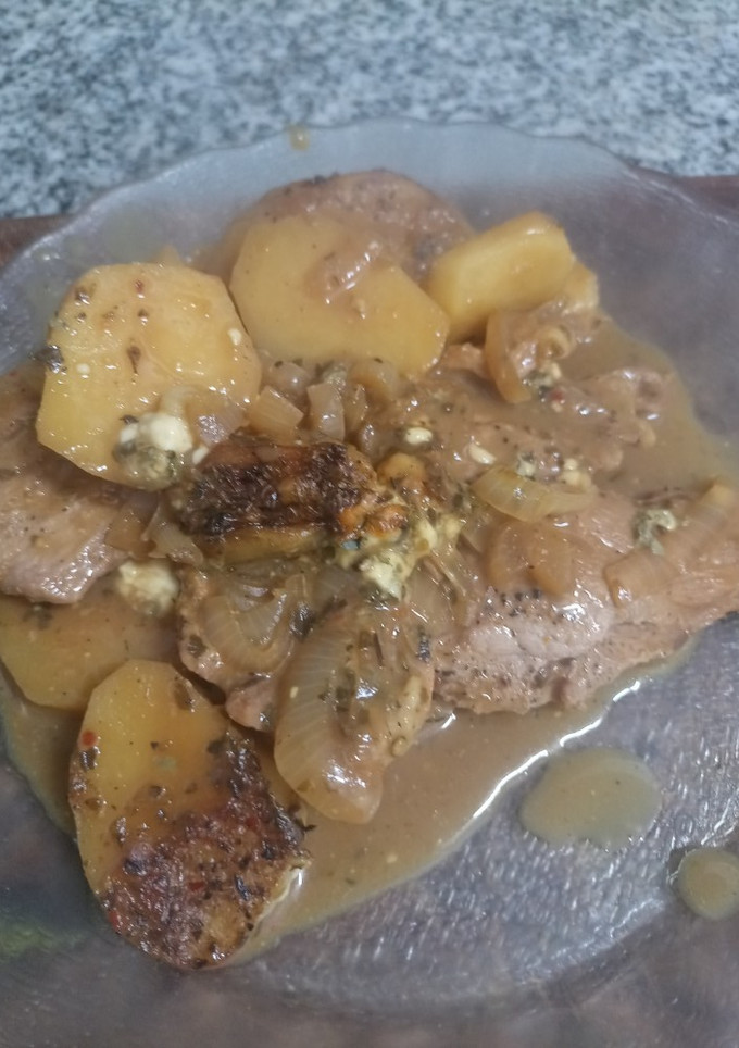 Una foto de Papas al horno con centro de carne de cerdo ahogadas en cerveza