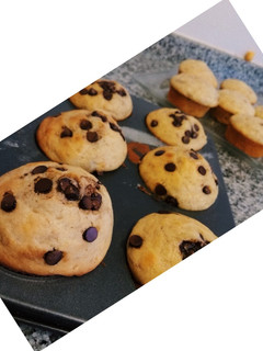 Una foto de Muffins de banana con chips de chocolate 🍌🍫