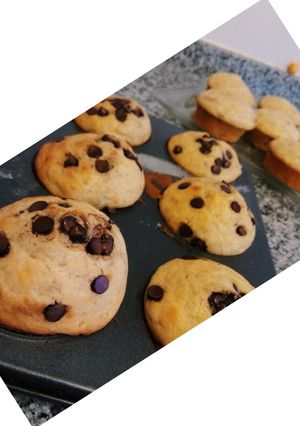 Una foto de Muffins de banana con chips de chocolate 🍌🍫