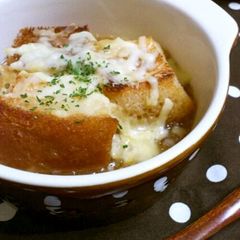 A picture of Unique Onion Gratin Soup Made with Sandwich Bread.